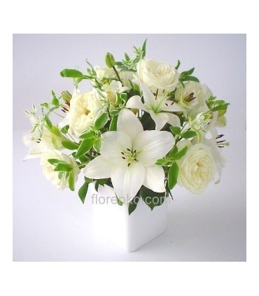 Cubo de cera con rosas y lilis blancas