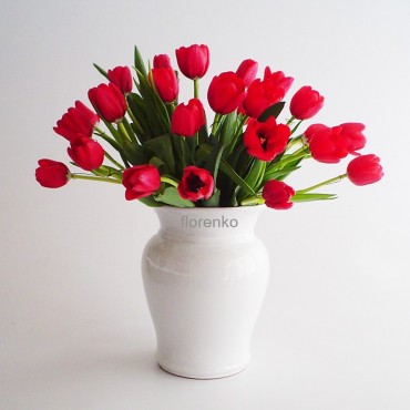 Tulipanes rojos en base de cerámica blanco