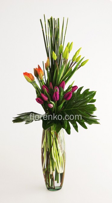 Tulipanes en desniveles en florero de vidrio