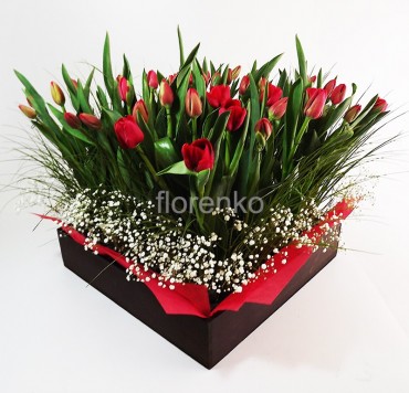 Jardinera color chocolate con tulipanes rojos