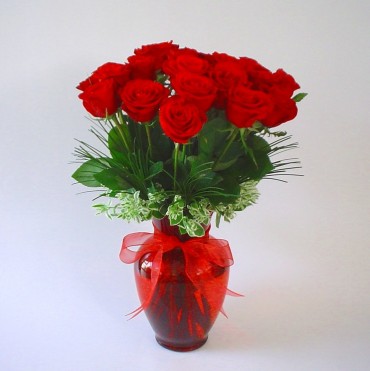 Florero de vidrio rojo con 25 rosas premium