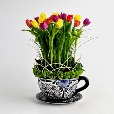 Tulipanes de colores en base de talavera