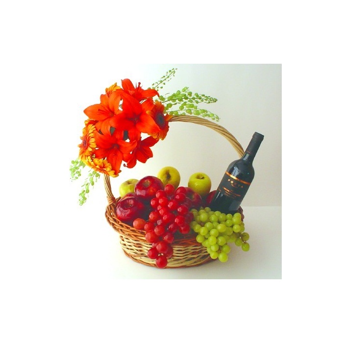 Canasta de flores, frutas y vino