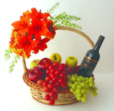Canasta de flores, frutas y vino