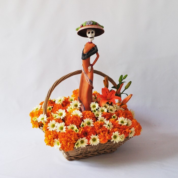 Catrina, flor de cempazúchitl y margaritas