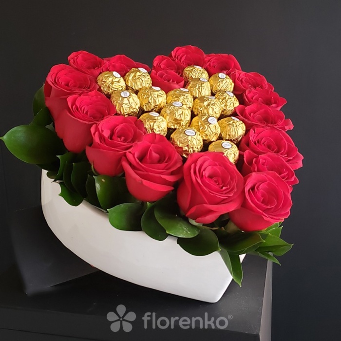 Corazón de rosas y centro de chocolates ferrero