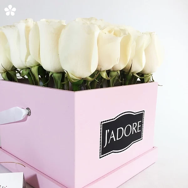Estuche pastel con rosas blancas