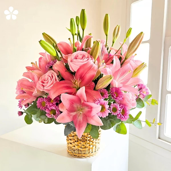 ARREGLO FLORAL DE ROSAS Y LILIS EN CLASICA CANASTA